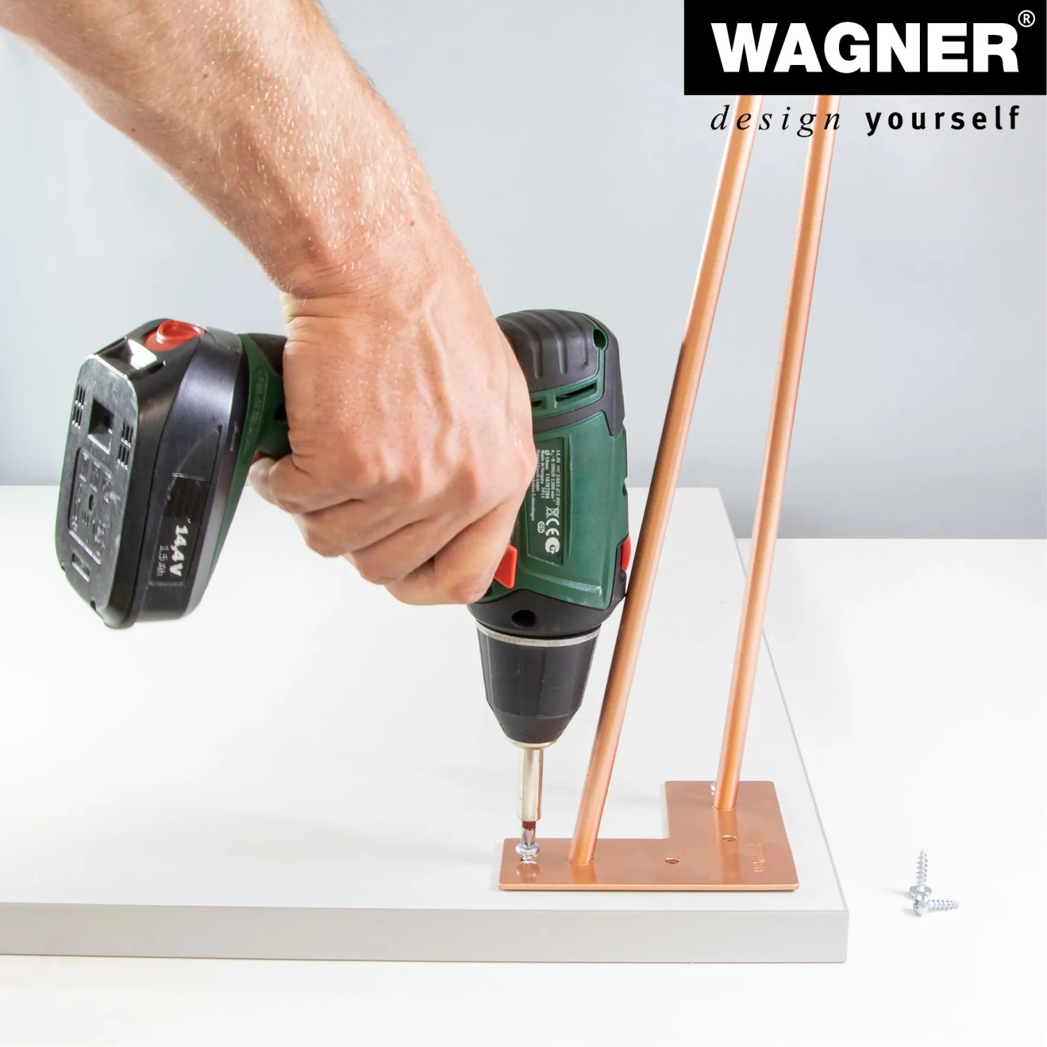 Montage des Wagner Möbelbein Hairpin (200 mm, Pearl Brass) mit Akkuschrauber.