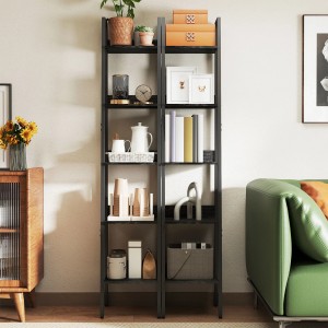 Schwarzes Songmics Leiterregal Barnet mit 5 Ebenen im Industrie-Design, dekoriert mit Büchern und Deko.