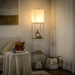 Weiße HOMCOM Stehlampe mit quadratischem Schirm und 3 braunen Ablagefächern im Wohnzimmer.