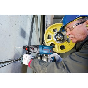 Bosch Professional GBH 2-26 Bohrhammer im Einsatz beim Bohren in Betonwand.