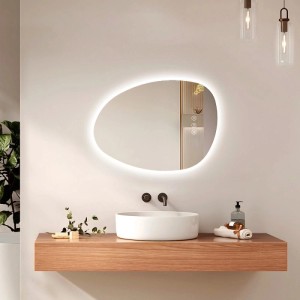 Asymmetrischer Emke LED Badspiegel mit Anti-Beschlag und dimmbaren Lichtfarben über modernem Waschbecken.
