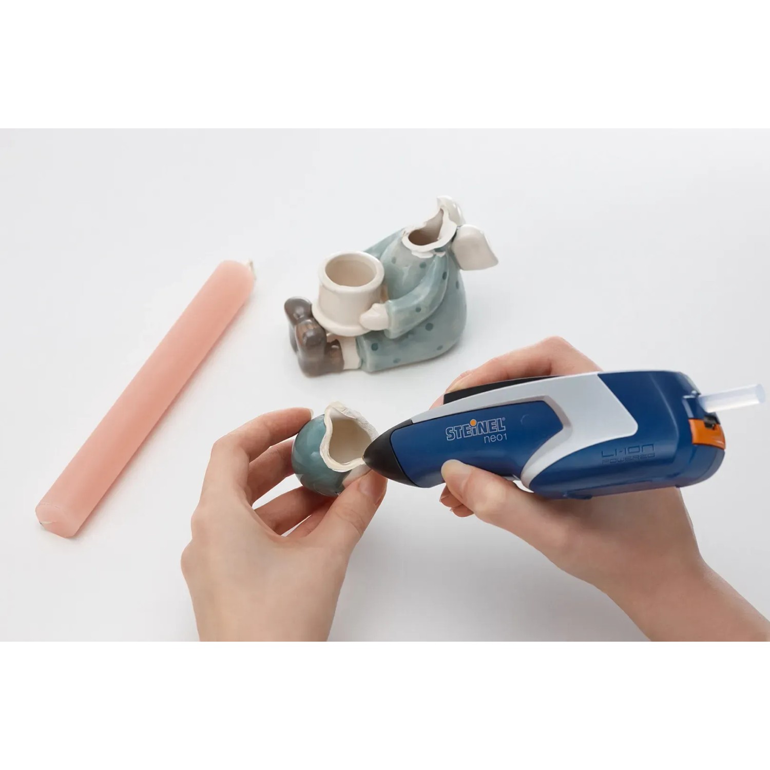 Anwendung einer Steinel Heißklebepistole mit Ultra Power Klebestick zum Kleben einer Keramikfigur.