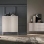 Modernes Selsey Highboard Derriva in Kaschmir, zweitürig mit markanten gerillten Fronten und schlanken Metallbeinen, bietet Stauraum.