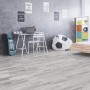 Heller Laminatboden Comfort Pinie Sea Pine im modernen Jugendzimmer mit Schreibtisch und Skateboards.