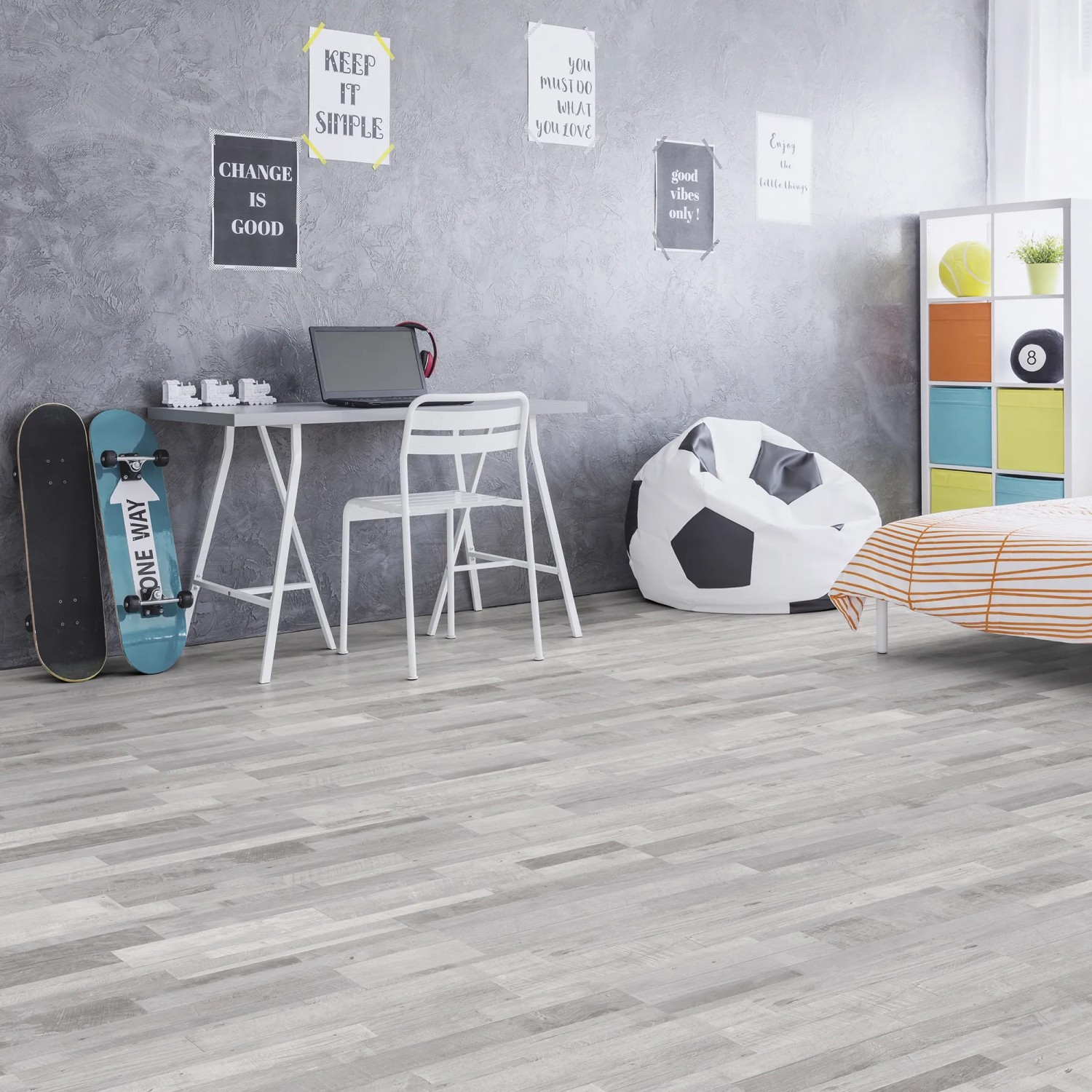 Heller Laminatboden Comfort Pinie Sea Pine im modernen Jugendzimmer mit Schreibtisch und Skateboards.
