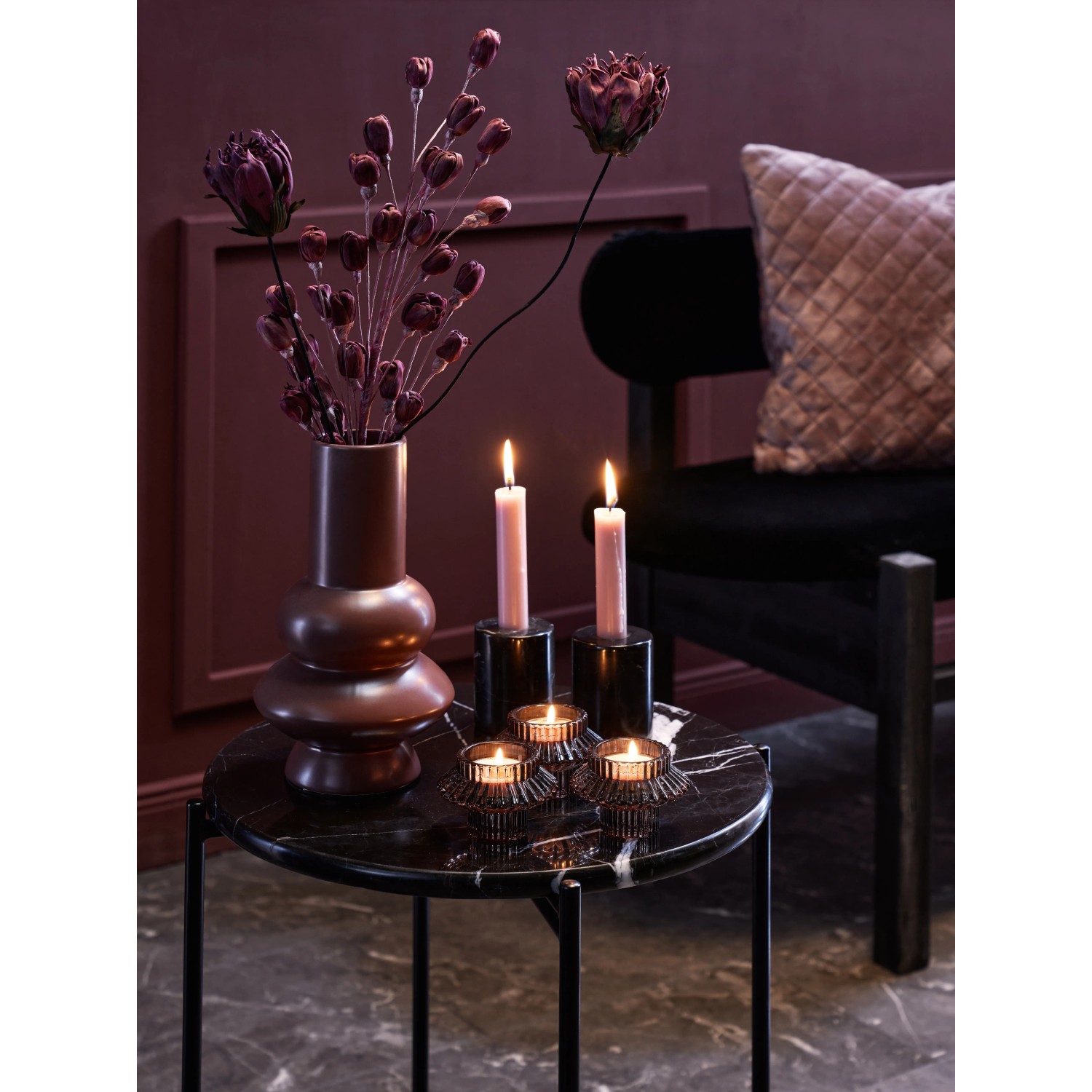 Burgunderrote Vase Midnight Mystery (25,5 cm) mit Blumen auf Tisch, stimmungsvolle Dekoration.
