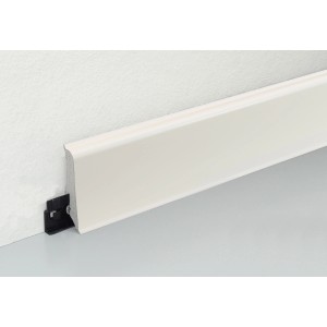 Weiße FN Neuhofer Sockelleiste K0210L aus PVC mit Dichtlippe und Clip-Montage.