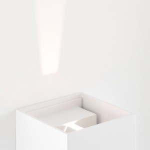 Weiße, moderne LED-Außenwandleuchte Isak von Brilliant für die Fassade oder den Hauseingang.