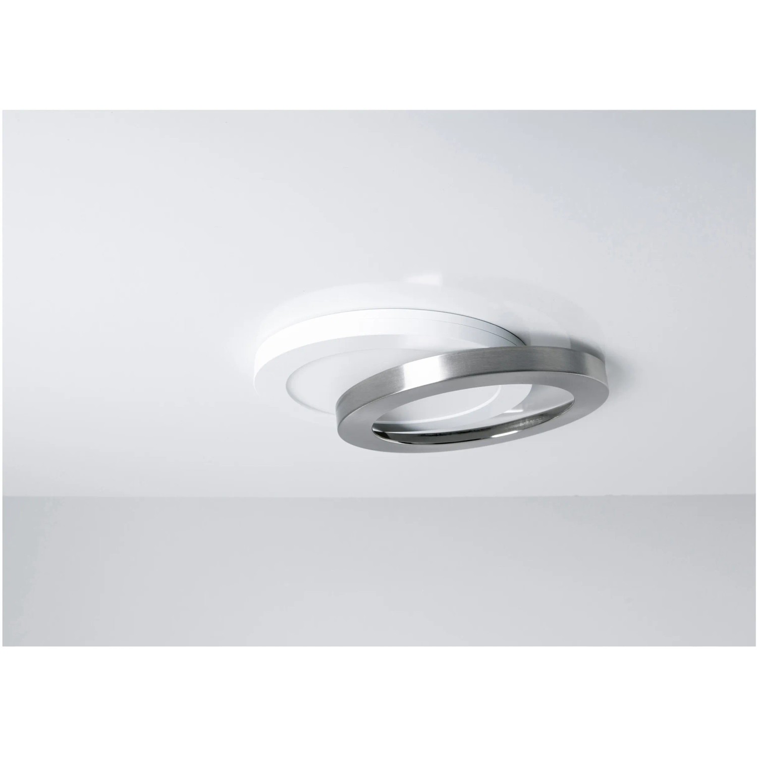 Weiße LED-Deckenleuchte Bonus (22,5 cm) mit abnehmbarem Metallring für Wohnräume.