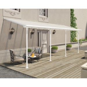 Weiße Palram Terrassenüberdachung Sierra, 230x670 cm, mit Sitzgruppe auf Holzterrasse.