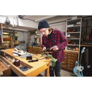 Mann schleift Werkstück mit Worx MakerX Mini-Winkelschleifer in Werkstatt. Akku-Winkelschleifer mit HubX.