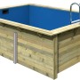 Rechteckiger Karibu Holzpool mit blauer Innenhülle und Leiter.