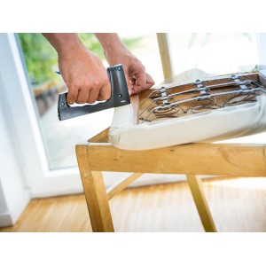 LUX Handtacker Comfort beim Polstern eines Stuhls. Ideal für Paneele, Isolierstoffe und Kabel.