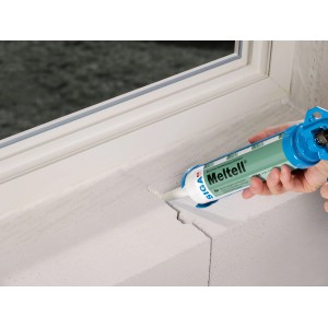 Anwendung von Siga Meltell Dichtstoff (weiß) an einem Fensterrahmen. Dämmstoffzubehör.