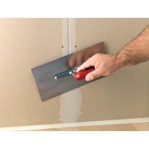 Anwendung von Tesa Glasfaser-Gewebeband (weiß) zum Reparieren einer Wand mit Spachtel.