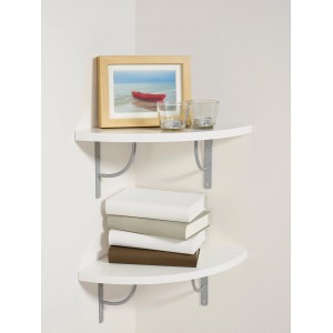 Eck-Wandregal Oldham, weiß, 29,5x29,5 cm mit Deko und Büchern an einer weißen Wand.