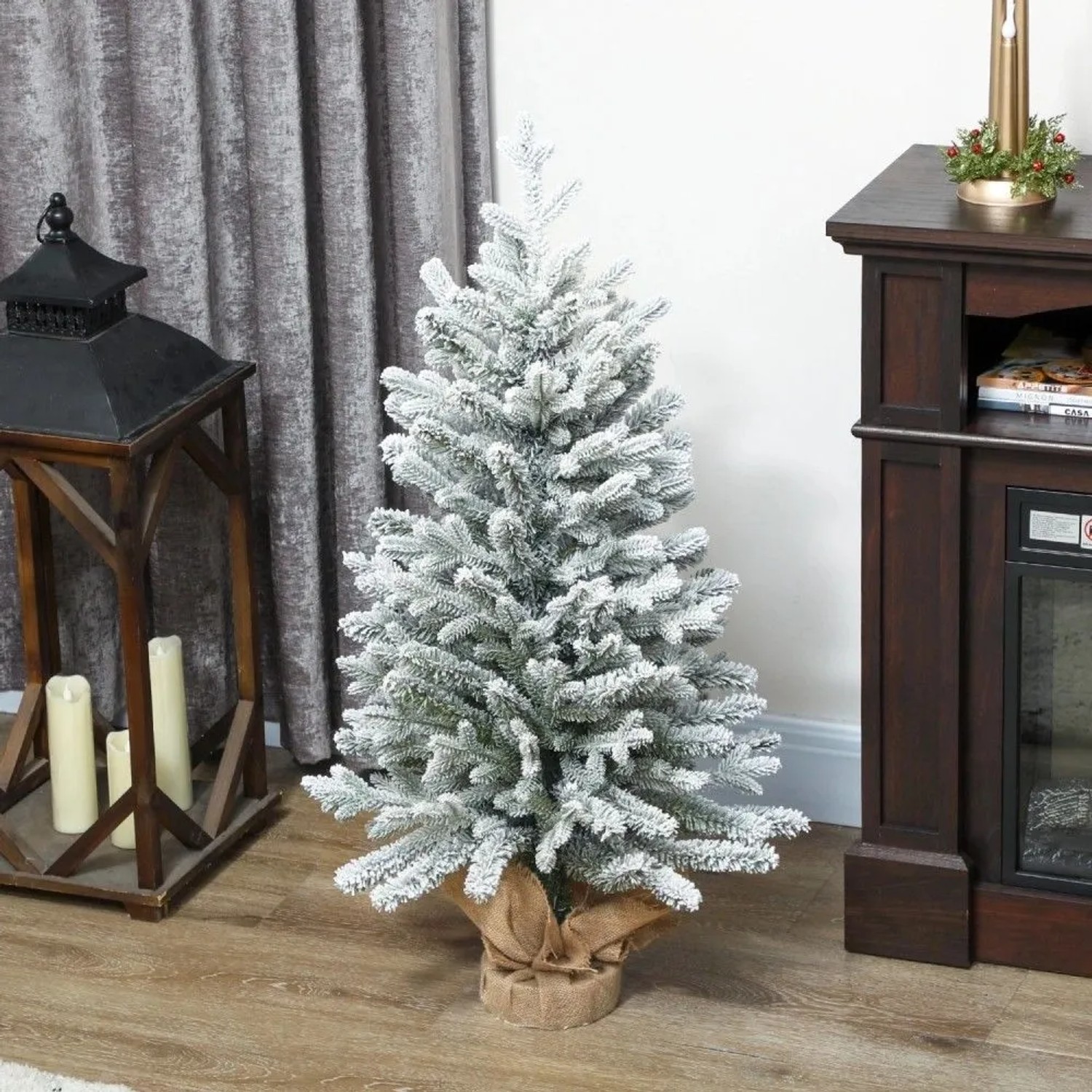 Künstlicher Weihnachtsbaum 90 cm hoch, verschneit, mit Jute-Fuß. Ideal für festliche Weihnachtsdekoration.