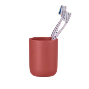 Roter Allstar Zahnputzbecher Olinda aus Keramik mit zwei Zahnbürsten.