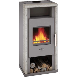 Wamsler Küchenofen Naturstein Grau 6 kW mit Holzscheiten im Lagerfach.