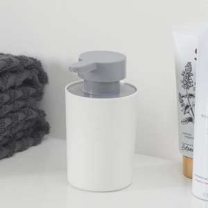 Weißer Tiger Seifenspender Urban mit grauem Spenderkopf für Bad & Küche.