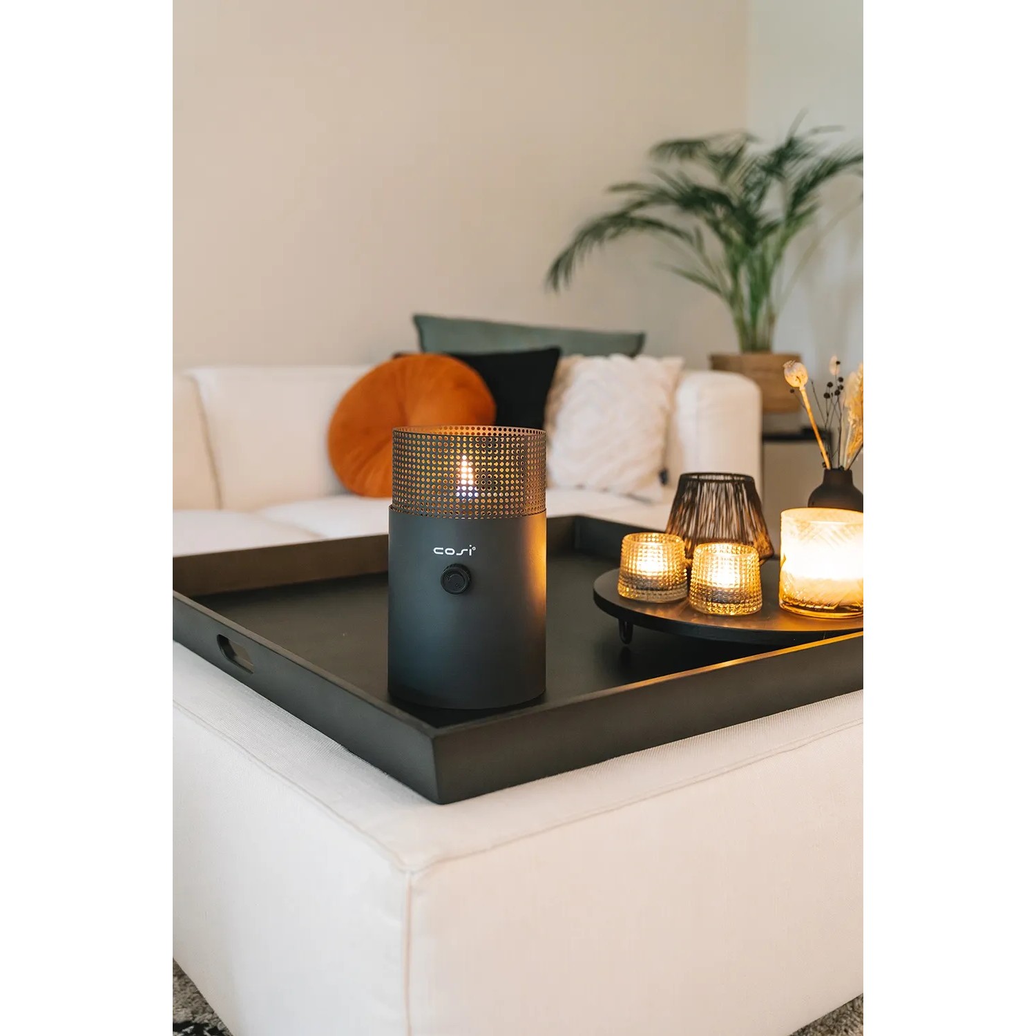 Anthrazitfarbene Cosi Gaslaterne Cosiscoop Dot auf Tisch mit Deko. Terrassenheizstrahler für gemütliche Atmosphäre.