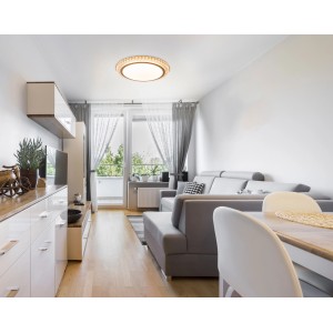 Moderne LED-Deckenleuchte Madison, 48 cm Durchmesser, im Wohnzimmer. Elegante Deckenlampe mit Facetten.