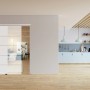 Glasschiebetür-Set Nova 503 mit Alu-System und Griffmuschel, 190 cm, im modernen Wohnraum.