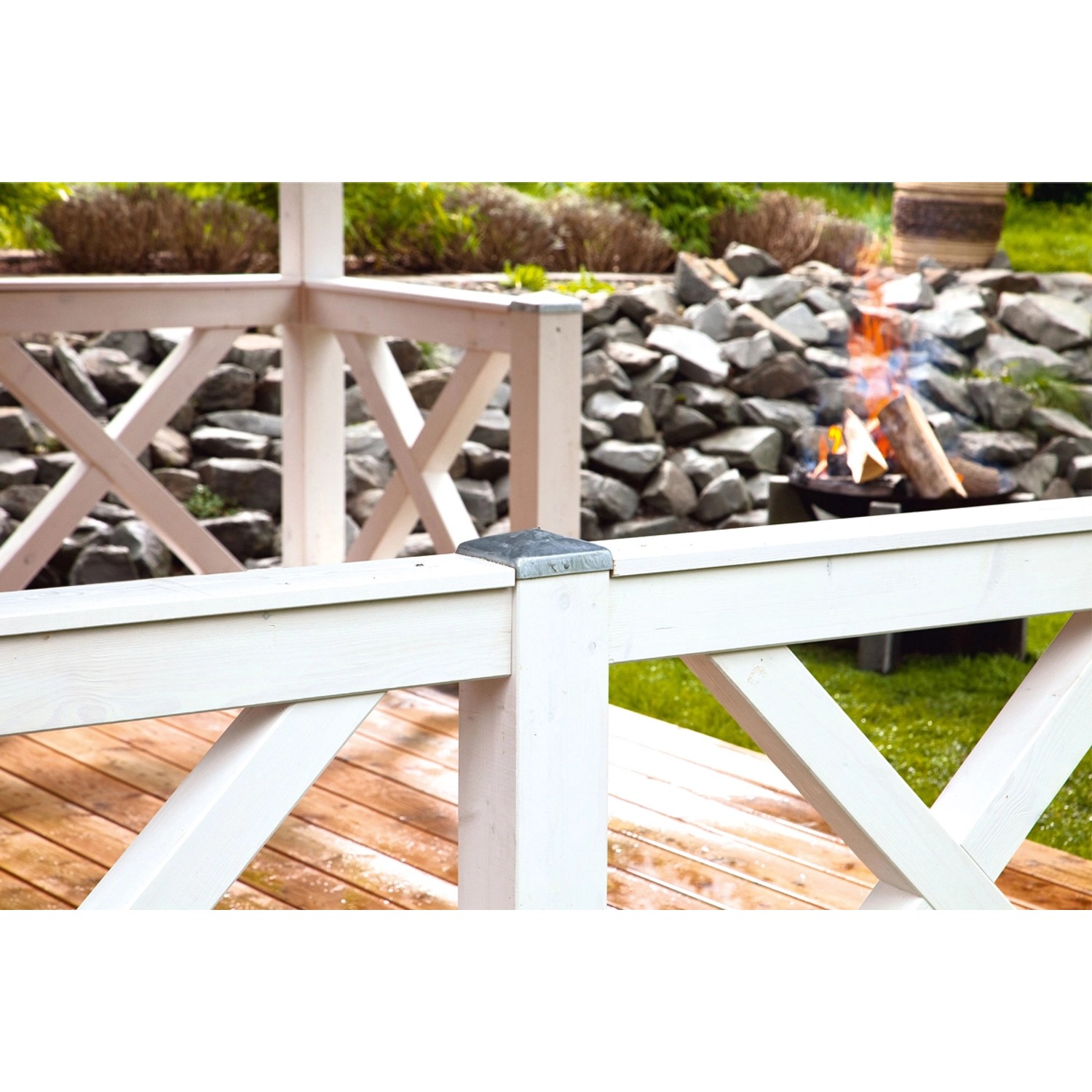 Weiße Skan Holz Brüstung mit Andreaskreuz für Lauben & Pavillons, Fichte Natur.