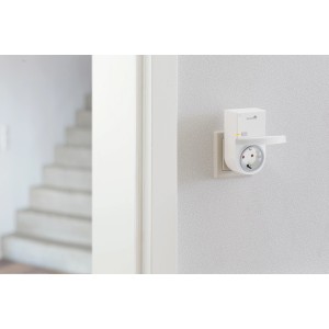 Schellenberg Smart Home Außen-Funk-Steckdose im Innenraum an Wand montiert.