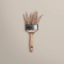 Pinsel mit Gräsern, Schöner Wohnen Wandfarbe Cosy Beige, matte, als Deko-Idee.