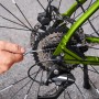 Reinigung des Fahrrad-Zahnkranzes mit Bürste aus dem Eufab 10-teiligen Fahrrad-Pflegeset.