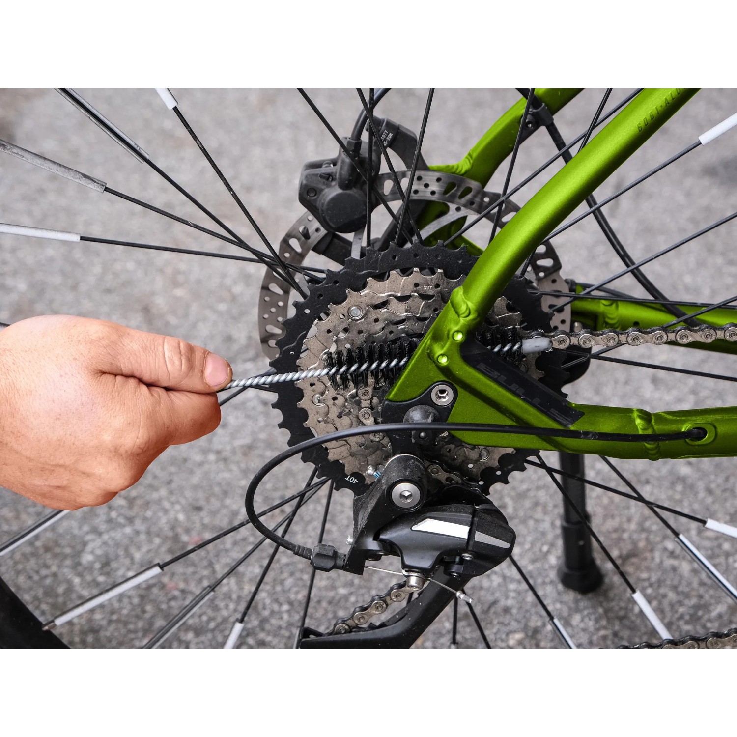 Reinigung des Fahrrad-Zahnkranzes mit Bürste aus dem Eufab 10-teiligen Fahrrad-Pflegeset.