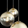 Goldfarbige Globo Pendelleuchte Varus mit drei Glasschirmen als Eyecatcher.