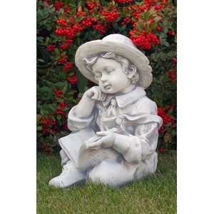Sitzende Putte Jonas Gartenfigur aus Beton mit Buch, 44 cm hoch, weiße Gartendeko.