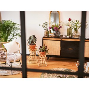 Dekorative graue Glas Vase (25,5 cm) mit Blumen auf Tisch und Kommode im Wohnraum.