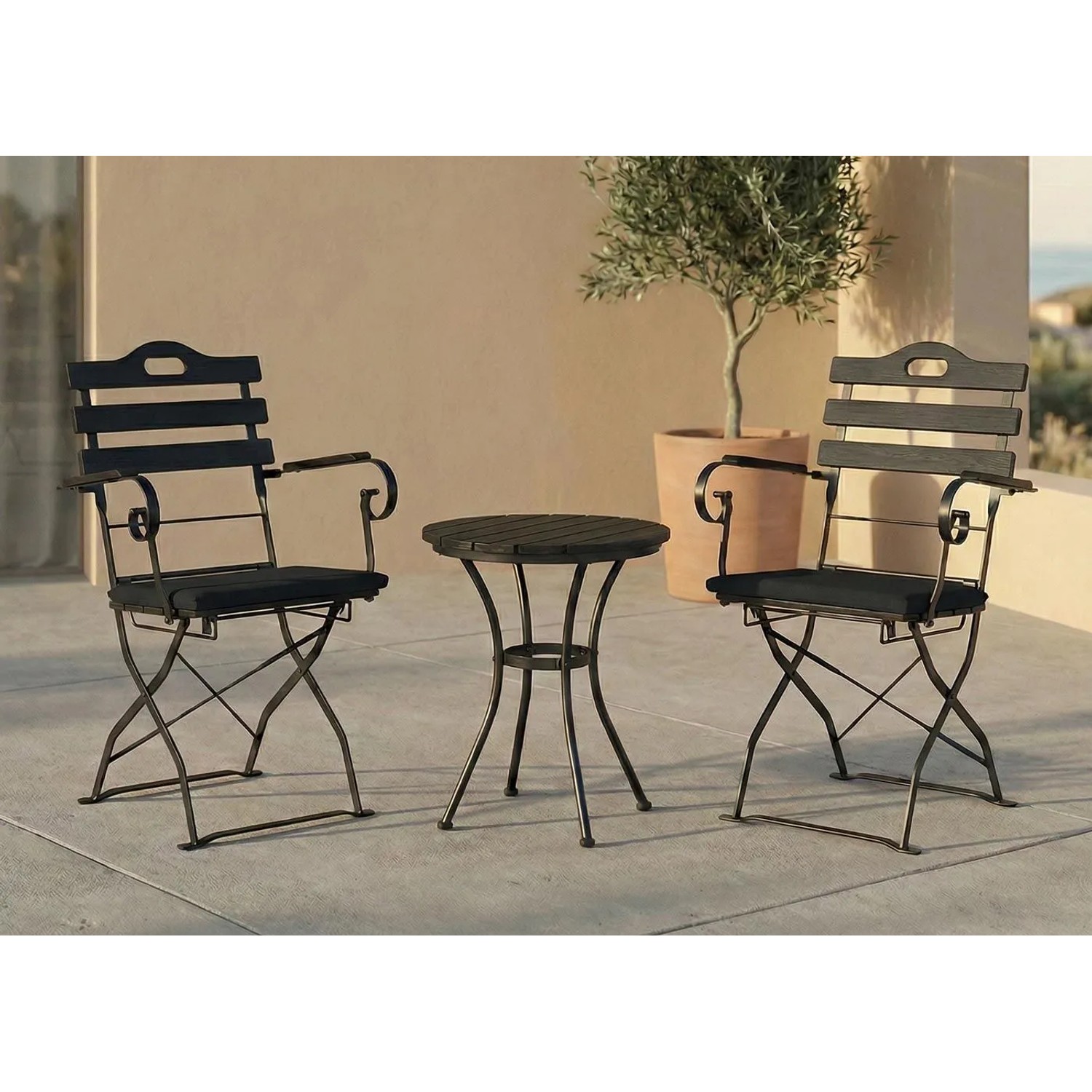 2er Set braune Biergartenstühle mit schwarzen Polstern in Gastronomiequalität.