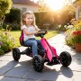 Fröhliches Mädchen auf pinkem HOMCOM Go-Kart mit Pedal-Antrieb im sonnigen Garten. Verstellbarer Sitz für Kinder.