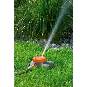 Gardena Classic 6-Flächenregner Boogie im Einsatz auf Rasen, bewässert eine Grünfläche.