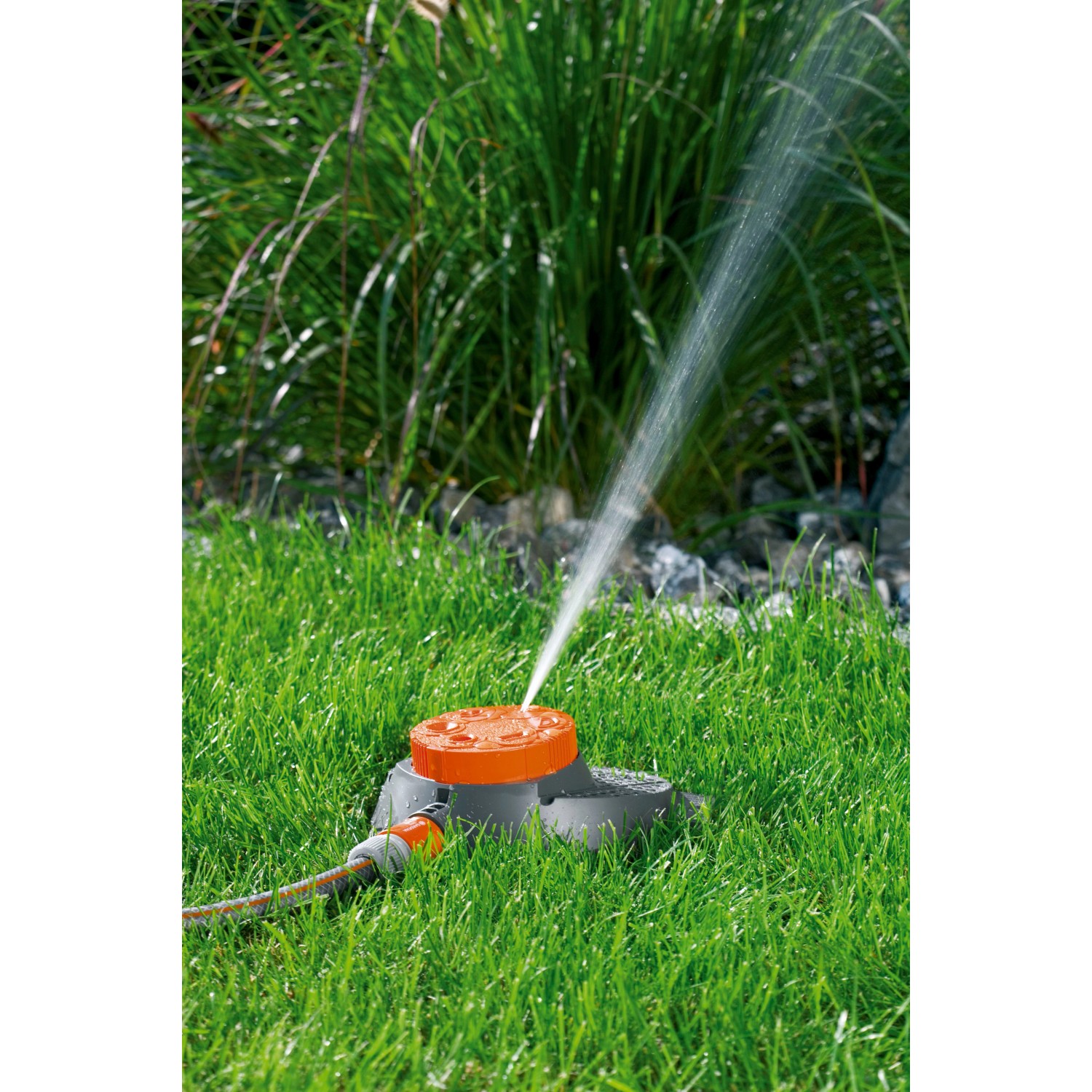 Gardena Classic 6-Flächenregner Boogie im Einsatz auf Rasen, bewässert eine Grünfläche.