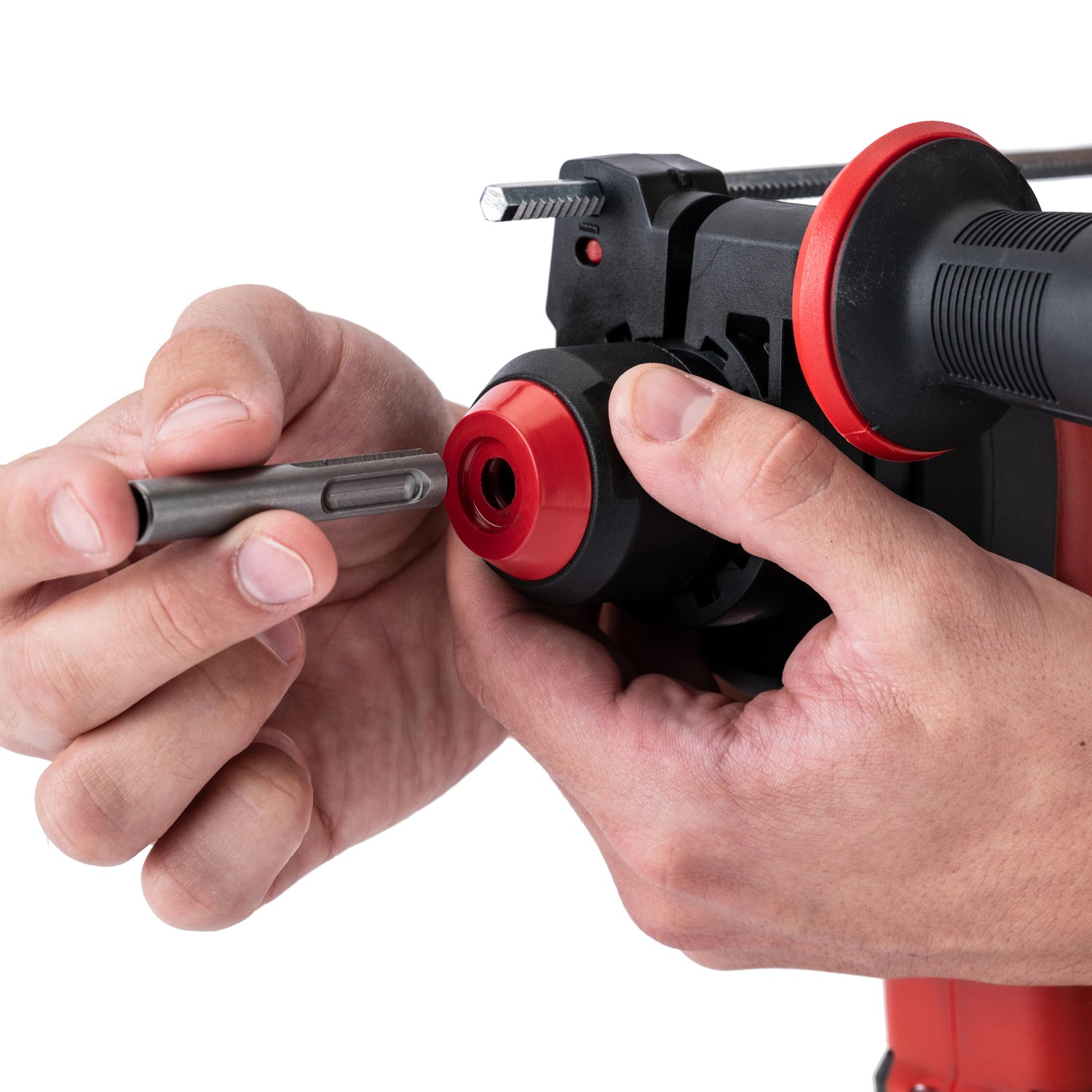 Einhell Akku-Bohrhammer Herocco: Einsetzen des Bohrers in den SDS Plus-Bohrfutter.