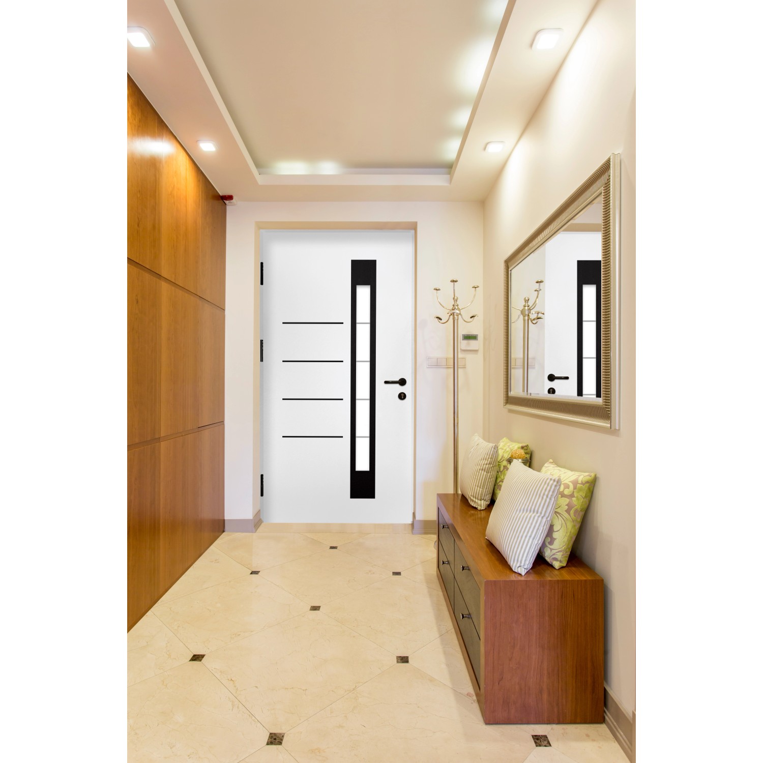 Weiße Splendoor Sicherheits-Haustür Berlin Prime RC2 mit Edelstahlapplikationen in Hauseingang.