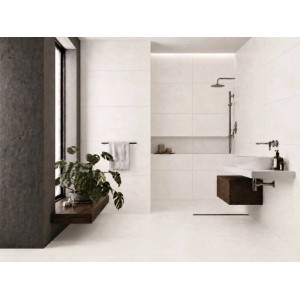 Weiße, matte Feinsteinzeug Bodenfliese (59,8x119,8 cm) in Beton-Optik im modernen Bad. Für Wand & Boden.