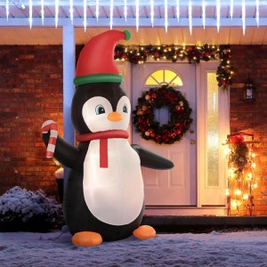 Aufblasbarer Weihnachtspinguin mit roter Mütze, Schal und Zuckerstange, beleuchtet, als festliche Gartendeko.
