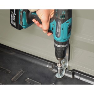 Aufbau des Palram Gerätehauses: Akkuschrauber befestigt eine Halterung im Inneren.