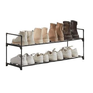 Songmics Schuhregal Deky, 2 Ebenen, schwarz, mit Schuhen auf zwei Ablagen.