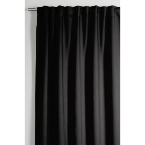 Schwarzer Bennetti Dimout Schal 140x245 cm mit Gardinenband für Fenstervorhänge.