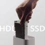 Hand legt SSD-Festplatte in Eufy Homebase S380. Lokale Datenspeicherung für Eufy Überwachungskamera.