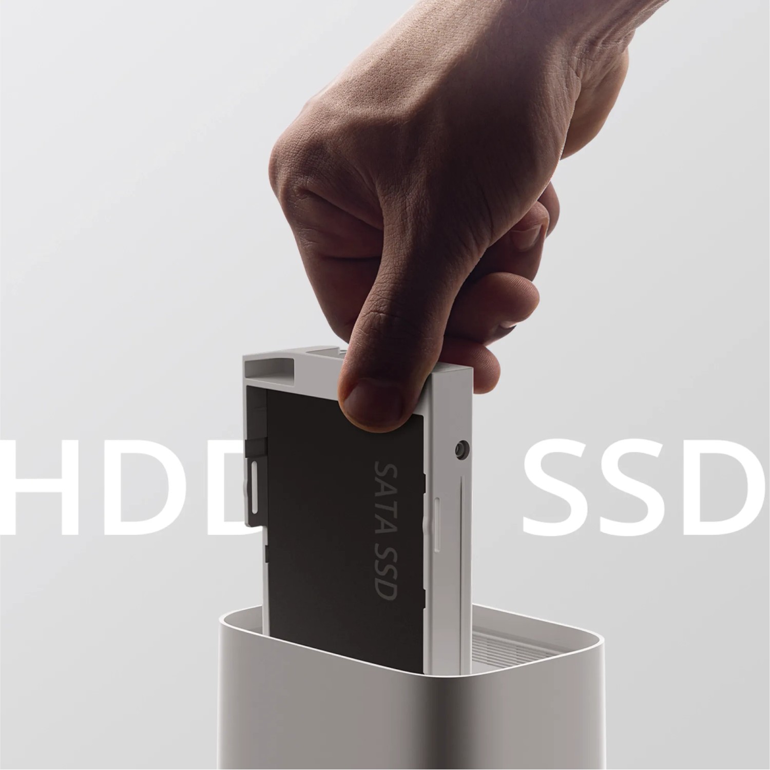 Hand legt SSD-Festplatte in Eufy Homebase S380. Lokale Datenspeicherung für Eufy Überwachungskamera.