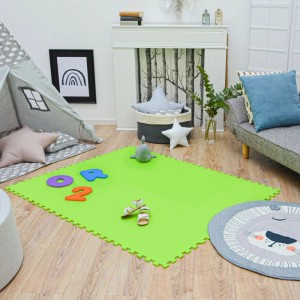 Große grüne LittleTom Baby & Kinder Puzzlematte aus EVA-Schaumstoff auf Holzboden. Ideal als Spielmatte für Kindersicherheit.