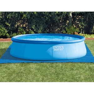 Blauer Intex Easy Set Pool auf einer blauen Intex Poolunterlage 472x472 cm im Garten.